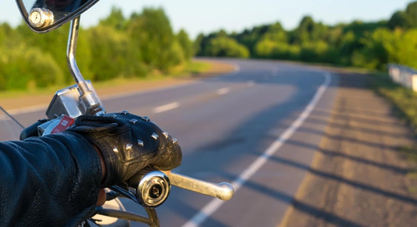 Gyorshajtásért csaknem félmillió forintra bírságolt egy motorkerékpárost a rendőrség