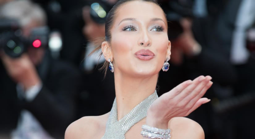 Bella Hadid narancssárga miniruhában idézte meg a '60-as éveket New Yorkban