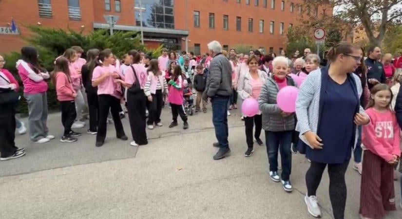 Rózsaszín sétával hívták fel a figyelmet a mellrák elleni küzdelemre Pakson