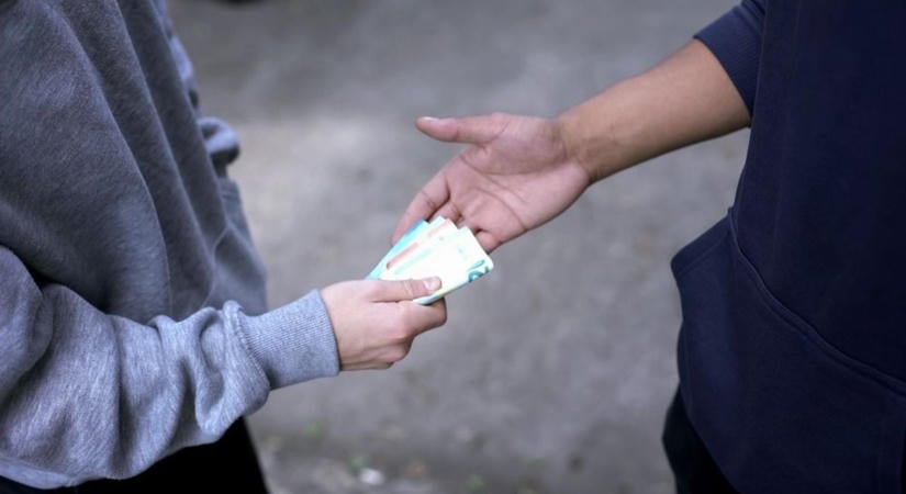 Kábítószerre kellett a pénz: kiskorút rabolt ki egy apa és a fia Győrben