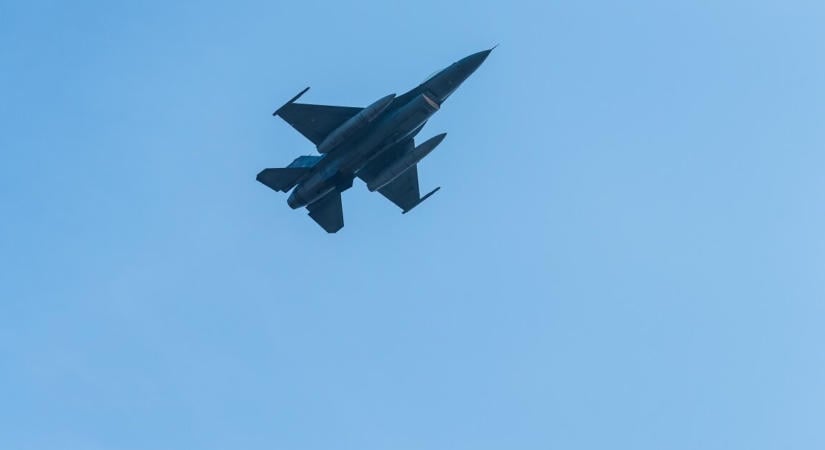 Azonnali bejelentés Romániából – román F-16-os vadászgépek lőttek le két drónt a Fekete-tenger felett