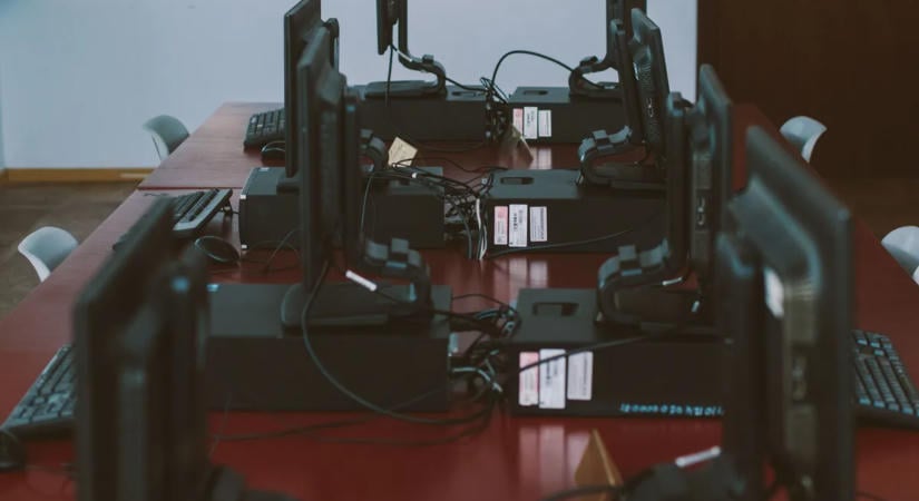 16 éve tátong a biztonsági rés: milliónyi Wi-Fi router lehet veszélyben, magyarokat is érinthet