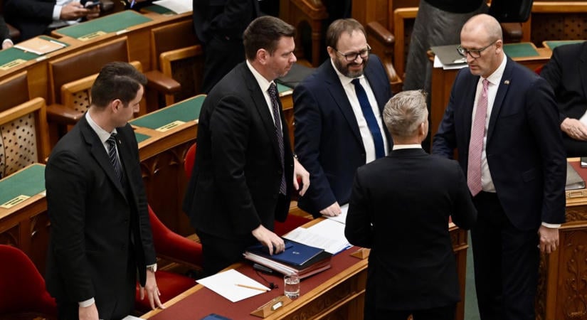 Publicus: A Tisza támogatottsága fokozatosan csökken, a Fideszé lassan emelkedik