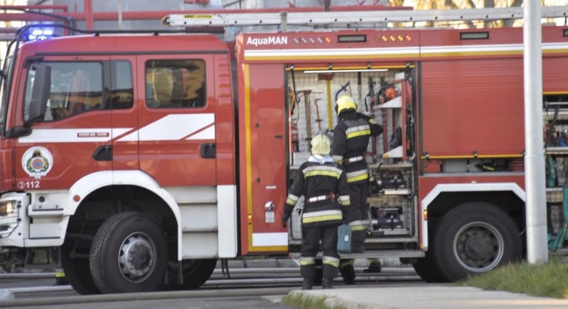 Hatalmas lángokkal égett egy melléképület és egy tető Miskolcon! A tűzoltók két gázpalackot hoztak ki