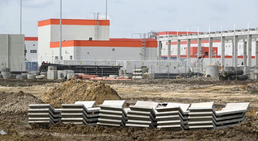 Megszólalt a debreceni CATL, miután leállították a gyár üzemeit a dolgozók fokozott nikkelterhelése miatt