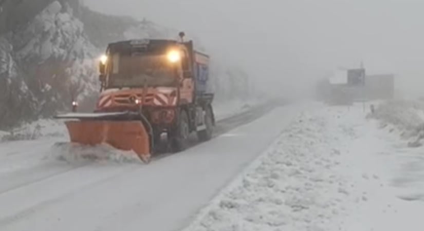 Kőkemény havazás, hókotrókat kellett bevetni Romániában
