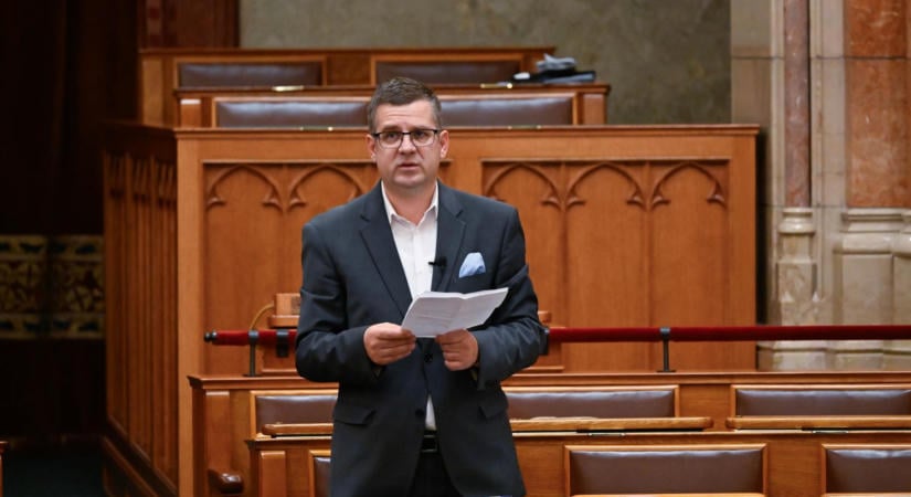Őrizetbe vették Seszták Miklóst a Központi Nyomozó Főügyészségen