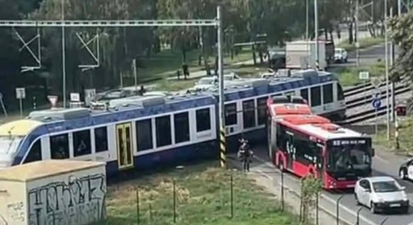 Vonat ütközött egy városi busszal Pozsonyban