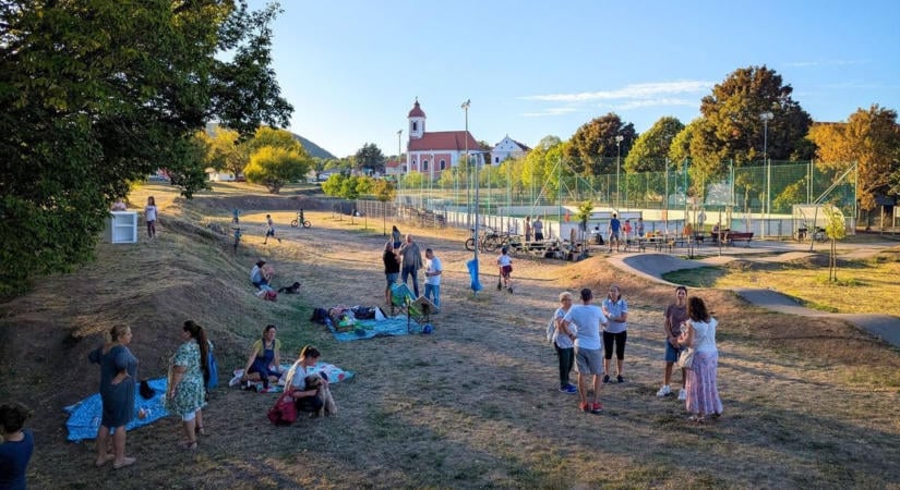 Unokáiknak is megőriznék a Mandulást, piknikkel álltak ki érte Vörösberényben (fotók)