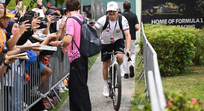 Kobra, piton és éjszakai dzsungeltúra: Bottas kerékpárral érkezett Szingapúrba