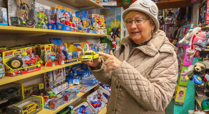 Eltűnt egy szakma Pécsről – ki segít ma az elromlott játékokon, lefejezett babákon?