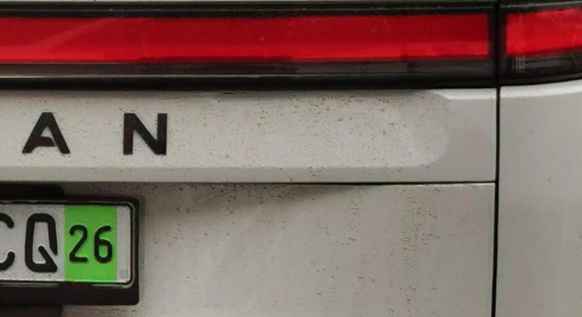 Szokatlan autó még szokatlanabb helyen, magyar rendszámmal