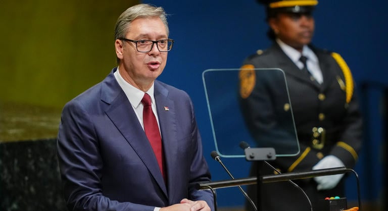 Alekszandar Vucsics egy káposztasavanyító kővel és egy fényképpel készül a választásra