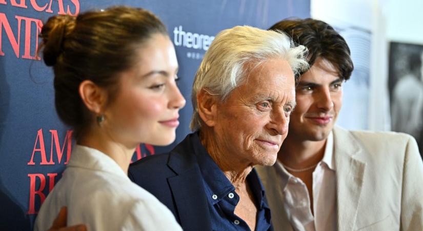 Michael Douglas ritkán látott gyerekeivel pózolt a vörös szőnyegen