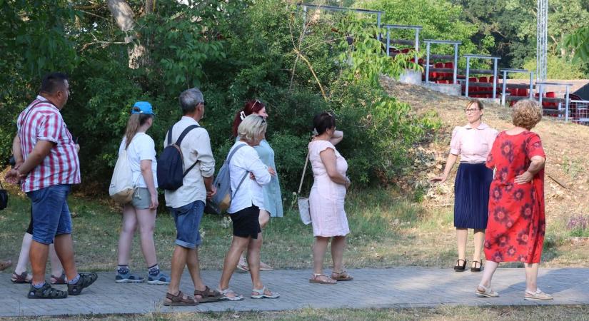 Megelevenedett Krúdy Gyula kora: fotókon a sóstói kosztümös tárlatvezetés (videóval!)