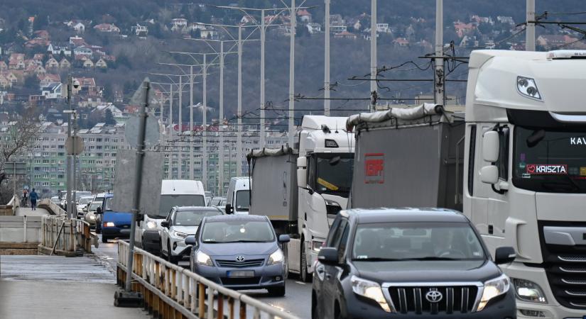 A BKK szerint ekkor használhatják újra az autósok a Flórián téri felüljárót