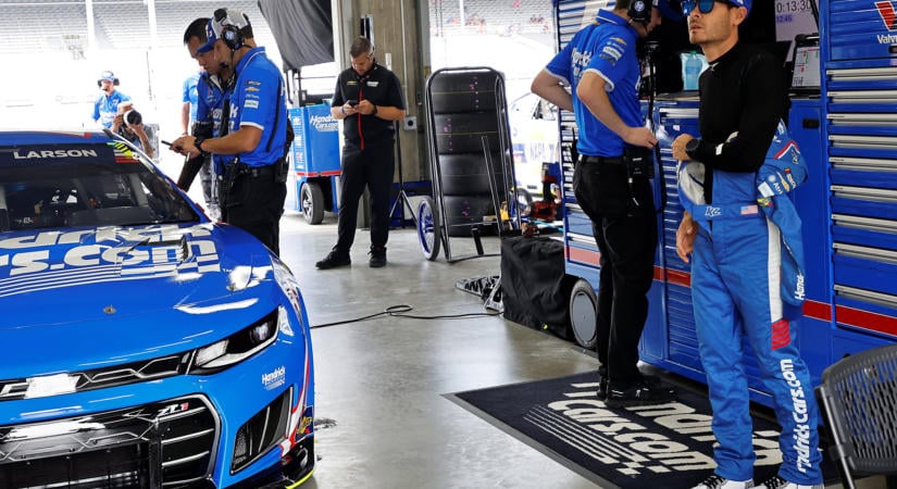 Denny Hamlin tanácsa a Hendrick Motorsportsnak: Dobjanak be egy Snickerst!