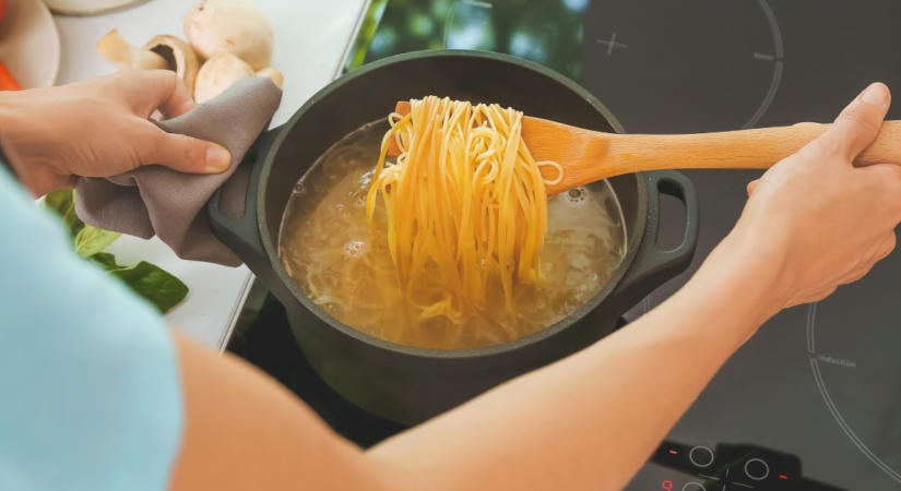 Kevesen tudják, mire való a lyuk a spagettiszedő kanálon - Két funkciója is van