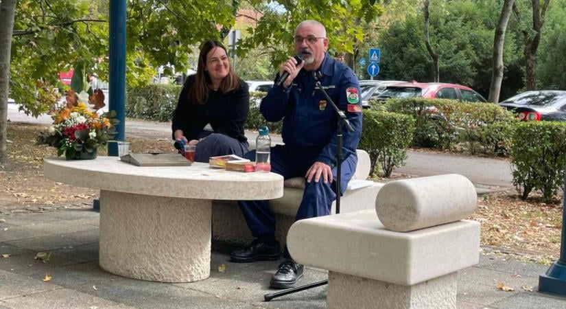 Le a kalappal! Olyat vállalt a tűzoltó Egerben, amit mindenki tátott szájjal nézett