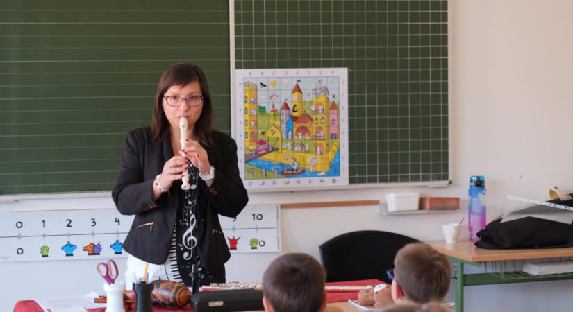 Hangszerbemutató színesítette a Szőnyi iskola Zenehetét