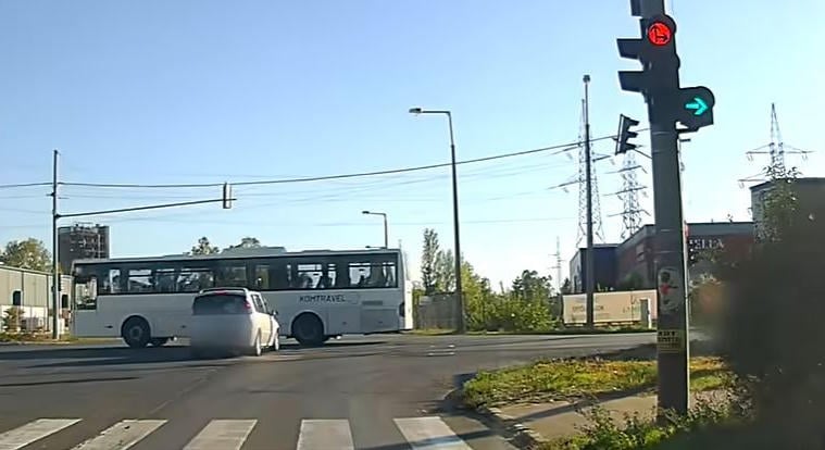 Záróvonalon előzés, piros lámpán áthajtás – négy ijesztő példa arra, mi zajlik az utakon