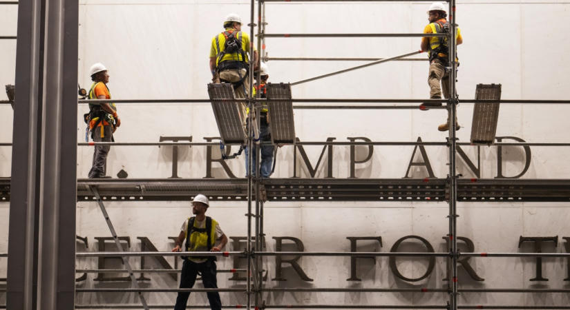 A bíróság levetette, a Kennedy Center visszateszi Trump nevét