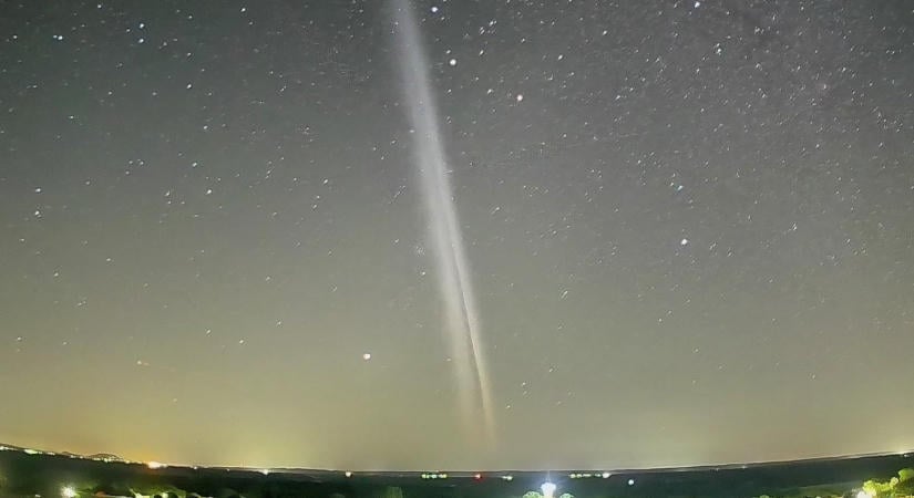Kínai űrrakéta rajzolt fénycsóvákat a hajnali égboltra