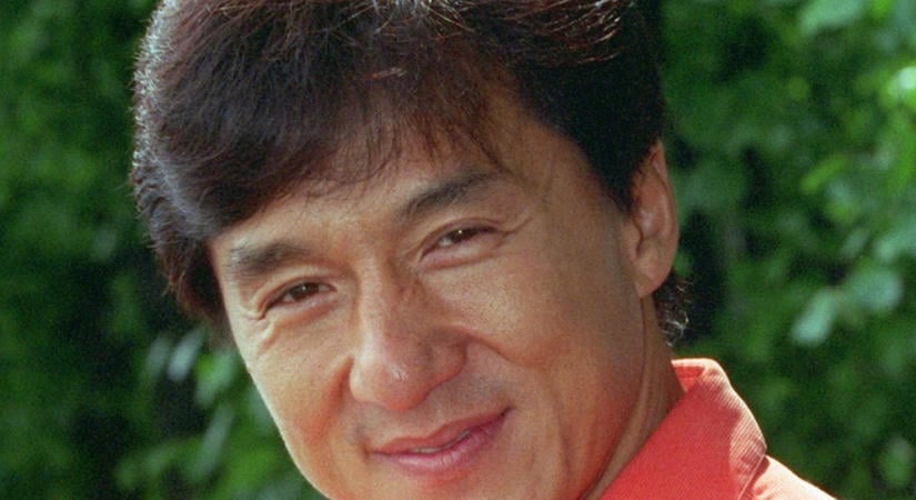 Hihetetlen fotók, a 72 éves Jackie Chan mellett te is elmennél az utcán