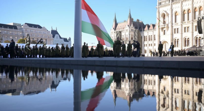 Felvonták a nemzeti lobogót az 1956-os forradalom és szabadságharc 70. évfordulóján