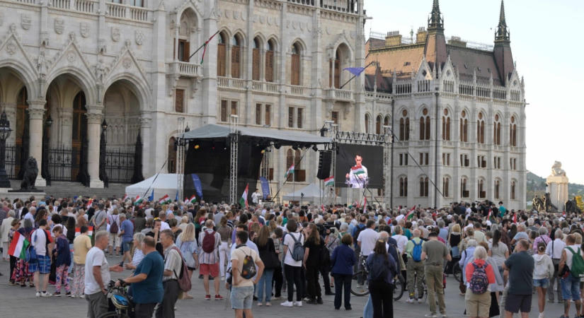 Furcsa jelenet a Kossuth téri tüntetésen, meglepő vendég gurult be biciklivel és utánfutóval
