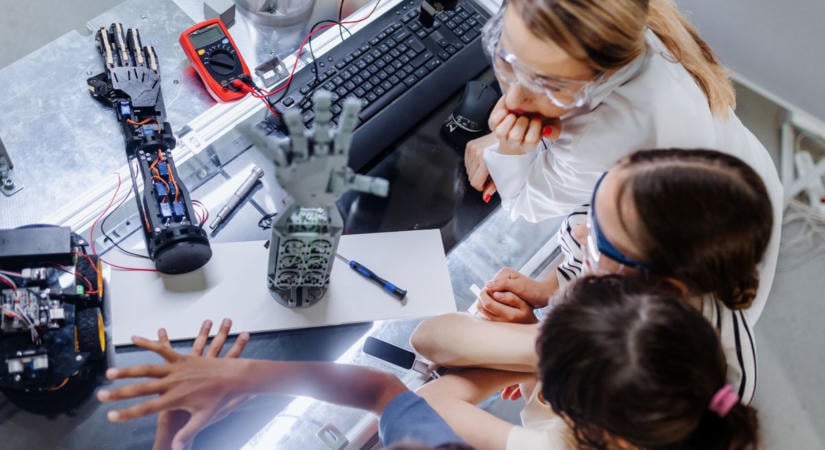 Indul a pályázat: több mint 10 millió forint értékben osztanak szét robotokat a magyar diákoknak