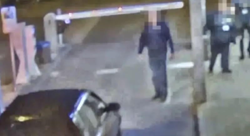 Nem mutatta meg az őrnek a csomagtartót, inkább áthajtott a kórház sorompóján – videó