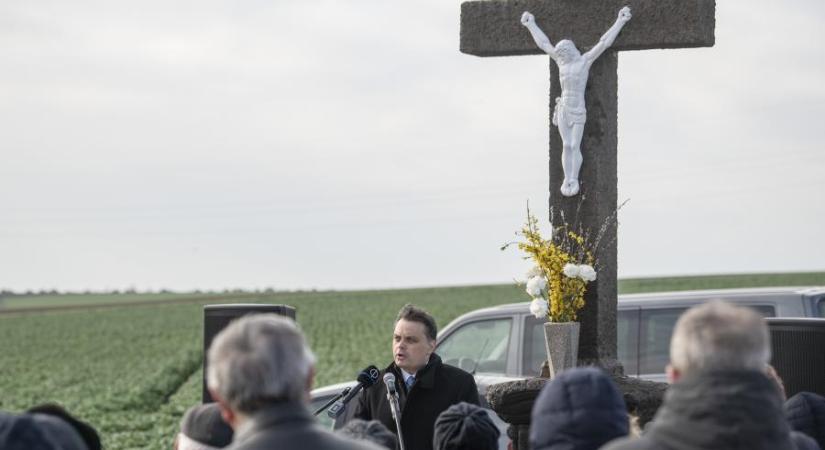 A Miniszterelnökség parlamenti államtitkára kereszteket állítana Magyarország útjai mentén a békéért és a bevándorlók ellen