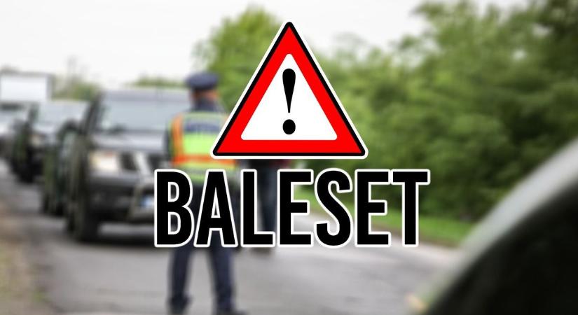 Baleset történt a mátészalkai kereszteződésben, az egyik autó egy oszlopot is letarolt!