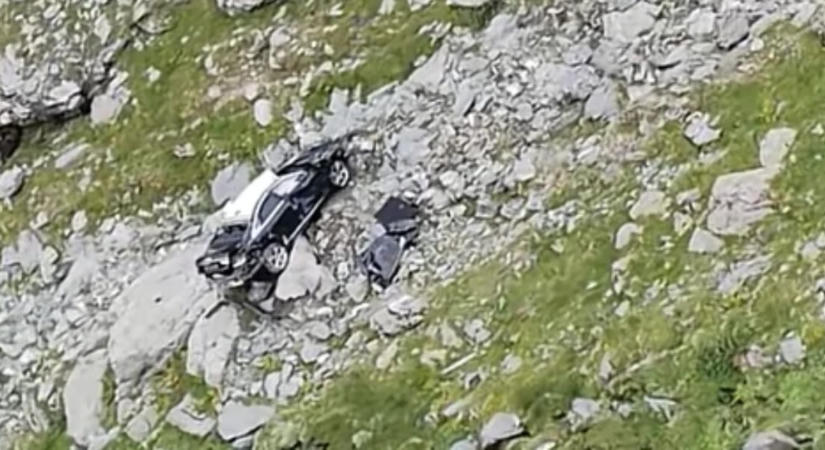 Megint szakadékba gurult egy autó a Transzfogarason, miután a sofőr kiszállt fényképezni