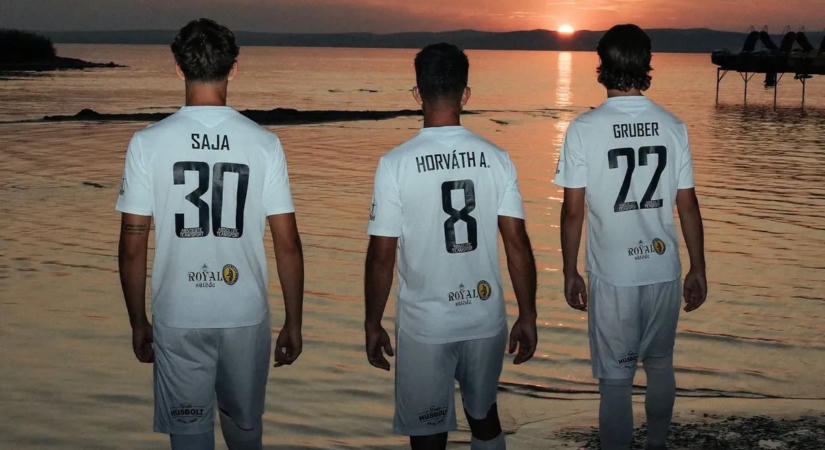 A Balatonban állva mutatta be új mezeit az NB III-as BFC Siófok