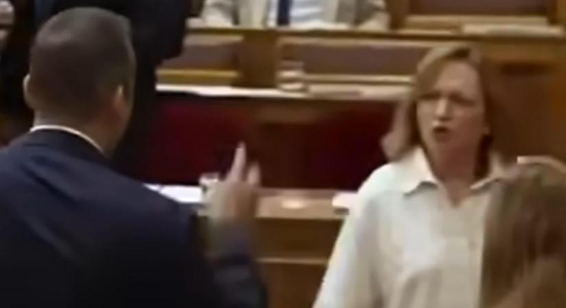 Bujdosó Andrea üvöltve ment Toroczkai Lászlónak a parlamentben, teljesen kikelt magából