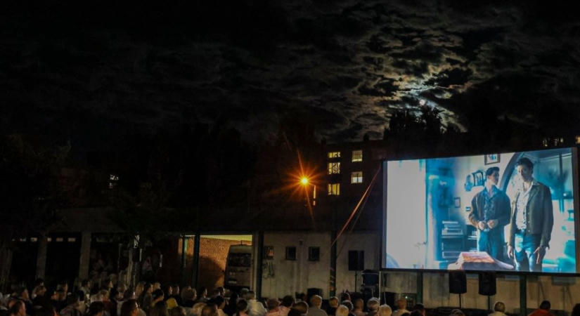 Jó hangulatú kertmozi a Jerevánon Sopronban