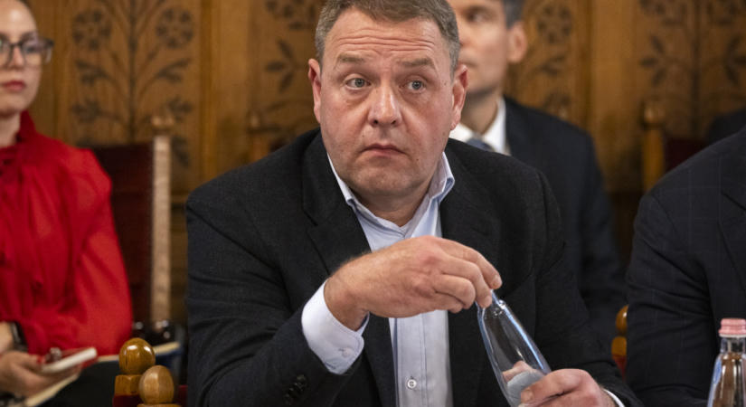 Százmilliárdokat osztott szét a haveroknak, Orbán Ráhel szívügyeit intézte, most eltűnne a ködben