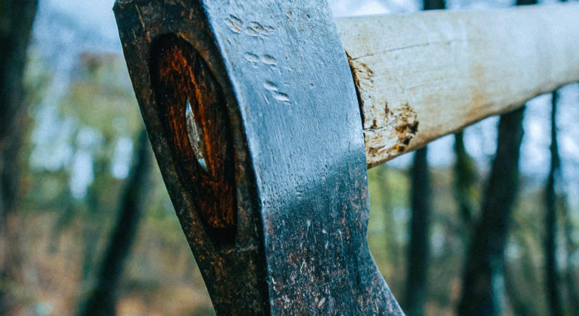 Baltanyéllel támadt gyereke édesanyjára a felbőszült apa