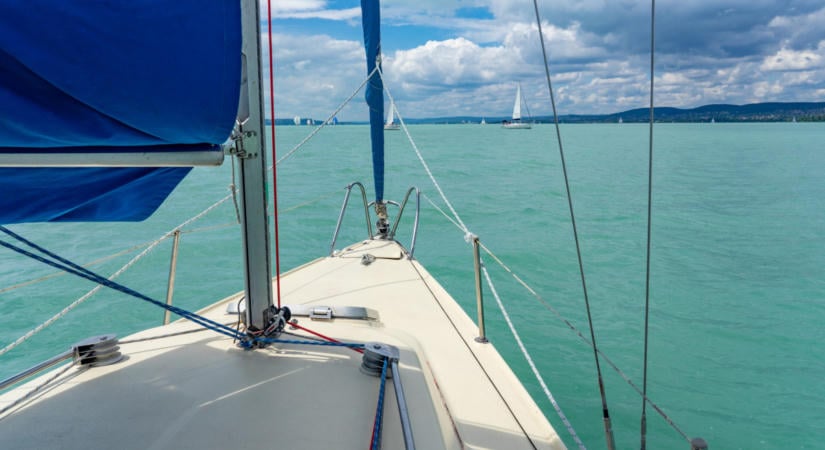 Testnevelésórán tanulhatnak a Balatonon vitorlázni a gyerekek