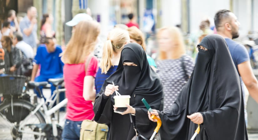 Az olasz iskolákban betiltják a burka és a nikáb viselését, korlátozzák a külföldi diákok számát is