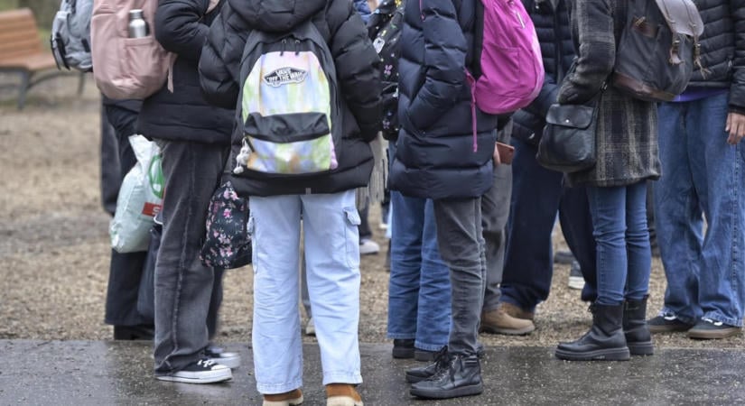 Házasságkötő teremben, önkormányzati épületekben helyezik el a bombariadó miatt a diákokat Budapesten