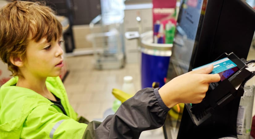 A 14 éves gyerekek felének már van bankszámlája: ennyi pénzt tesznek be rá a szülők havonta - szerinted sok vagy kevés?