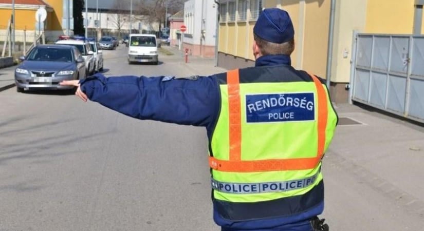 Kiugrott az autóból, majd elfutott a rendőrök elől egy férfi