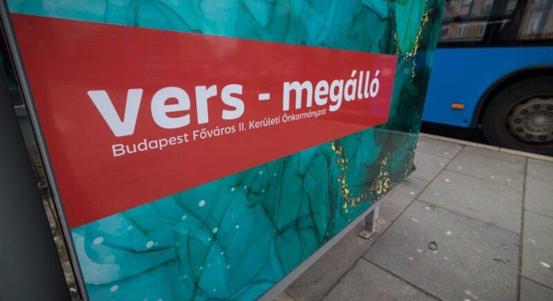 Verseket nyomtat ki egy megálló a Széll Kálmán téren