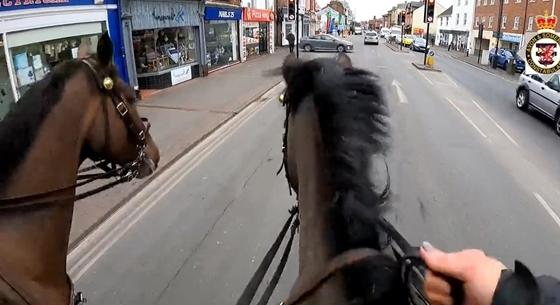 Lóháton vettek üldözőbe egy szabálytalankodó autóst a brit rendőrök – videó