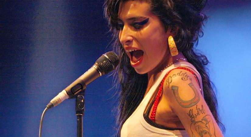 15 éve hunyt el Amy Winehouse - öt meghatározó dal tőle (VIDEÓ)