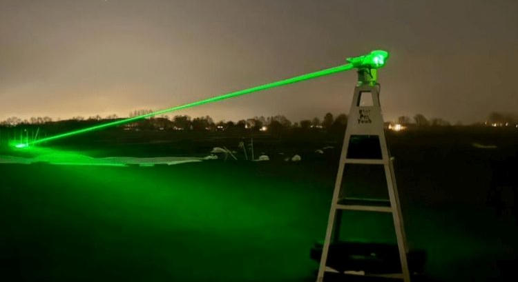 LazerTrac LZT1000-S: célzott lézer riasztja el a madarakat a tábláról