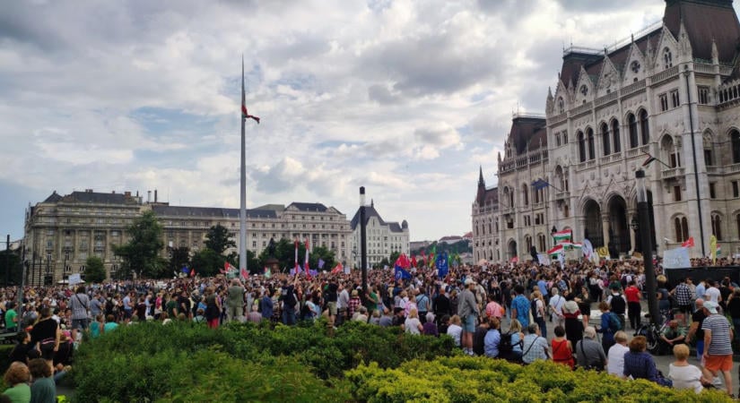 Nem zárták le a Kossuth teret - cáfolja a hírt a rendőrség is